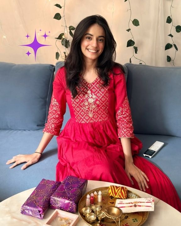 Decked up, expecting gifts 😌