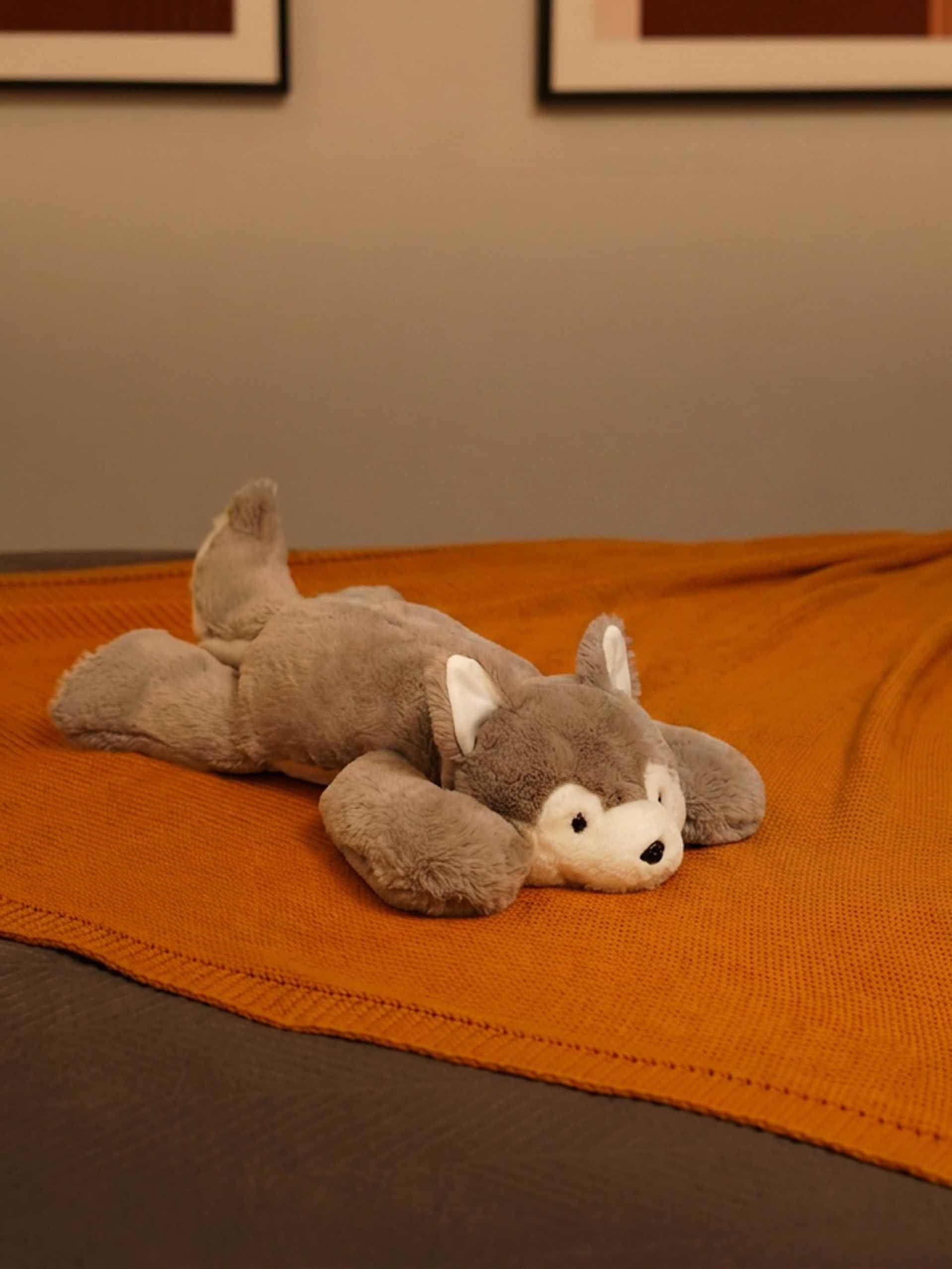 Loyal & Lovable Husky Cuddle Pillow - Soft Lifelike Dog Comforter Cushion Home Decor